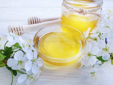 taze bal, ahşap arka planda kiraz çiçeklenme