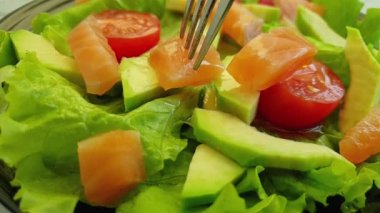  Somon Salatası, Avokado Yavaş Hareket