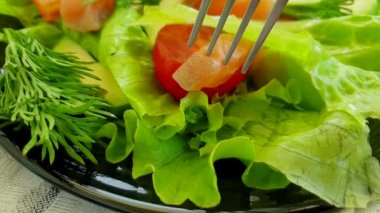 Somon Salatası, Avokado Yavaş Hareket