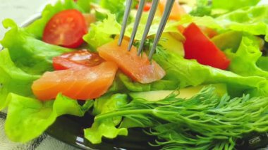 Somon Salatası, Avokado Yavaş Hareket
