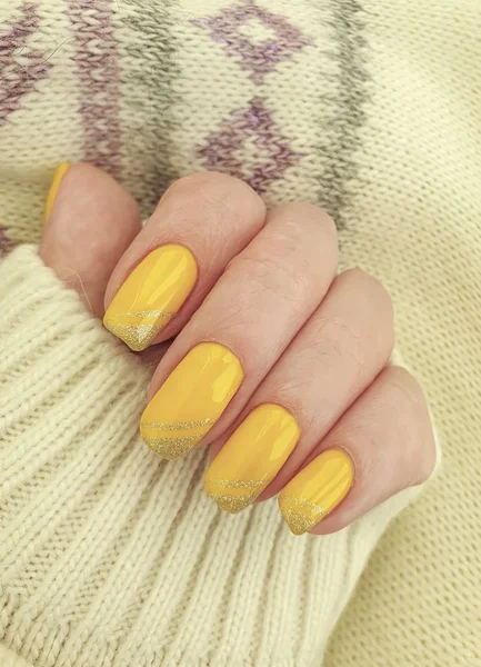 Camisola Manicure Amarelo Mão Feminina — Fotografia de Stock