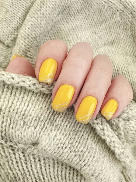 Żeński Ręczny Żółty Manicure Sweter — Zdjęcie stockowe