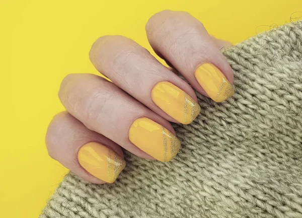 Vrouw Hand Gele Manicure Trui — Stockfoto