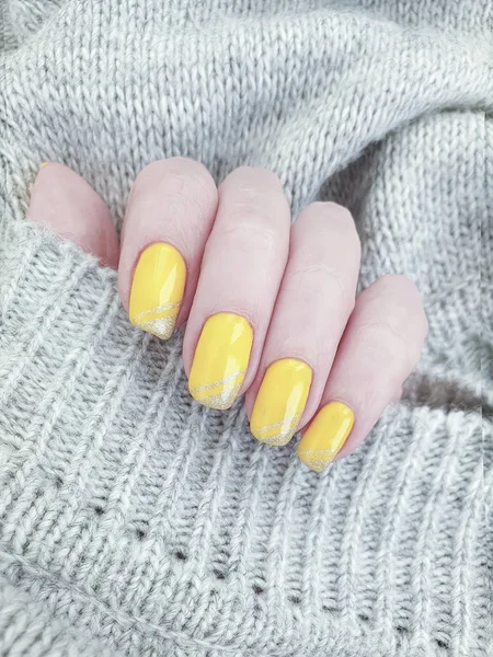 Camisola Manicure Amarelo Mão Feminina — Fotografia de Stock
