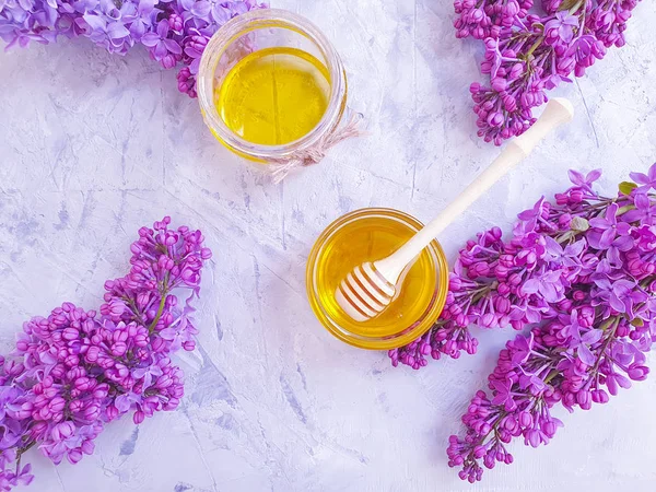 Färsk Honung Lila Blomma Grå Betong Bakgrund — Stockfoto