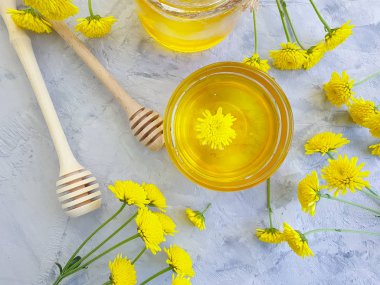 taze bal, gri beton arka plan üzerinde sarı krizantem çiçek