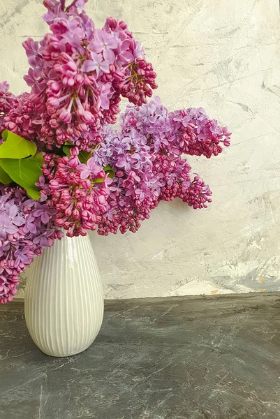 Ramo Lilas Jarrón Sobre Fondo Antiguo Hormigón Vintage — Foto de Stock