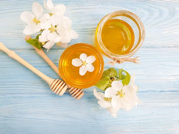 Verse Honing Bloeiende Appelboom Houten Achtergrond — Stockfoto