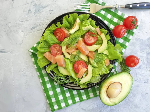 Salat Mit Lachs Avocado Auf Grauem Betongrund — Stockfoto