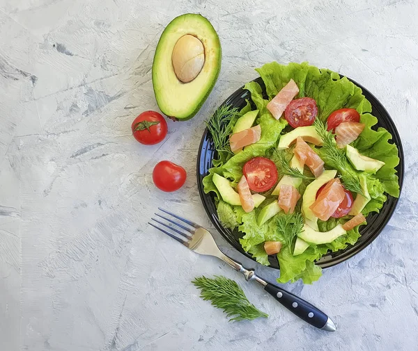 Salat Mit Lachs Avocado Auf Grauem Betongrund — Stockfoto
