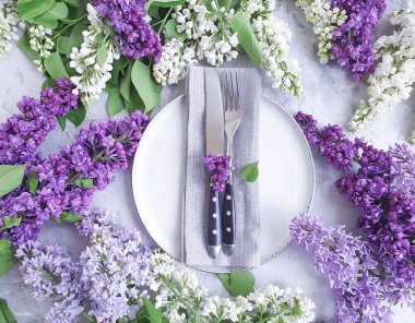 gri beton arka plan üzerinde leylak çiçek plaka