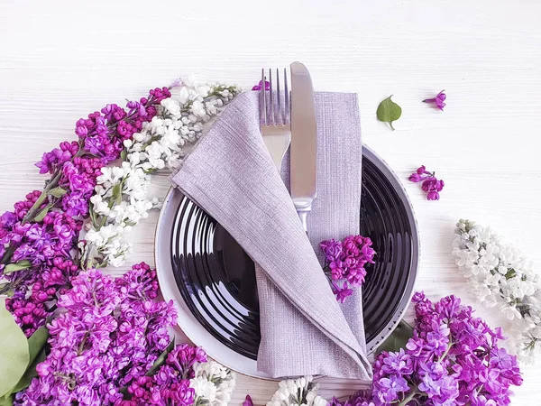 ahşap arka plan üzerinde leylak çiçek plaka