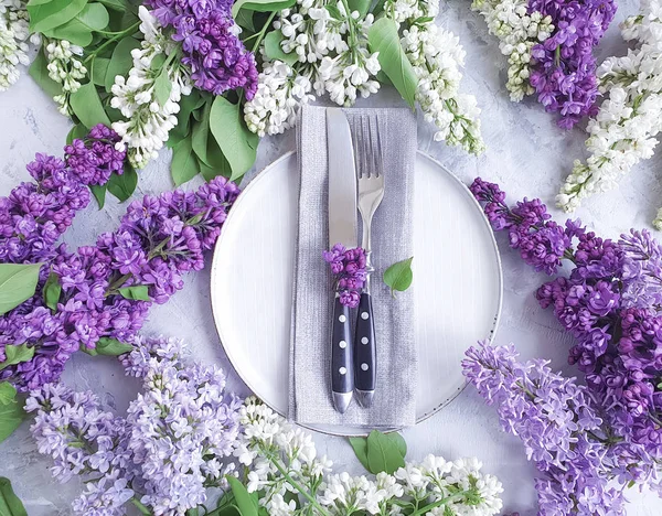 gri beton arka plan üzerinde leylak çiçek plaka