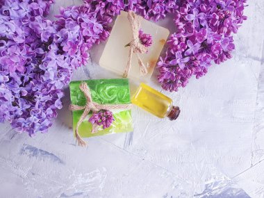 yağ, gri beton arka plan üzerinde doğal sabun çiçek leylak