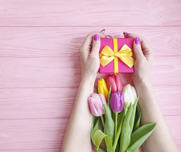 Las Manos Las Mujeres Sostienen Una Caja Regalo Ramo Tulipanes — Foto de Stock