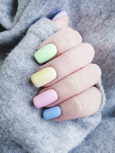 Kobieta Ręka Piękny Manicure Sweter — Zdjęcie stockowe