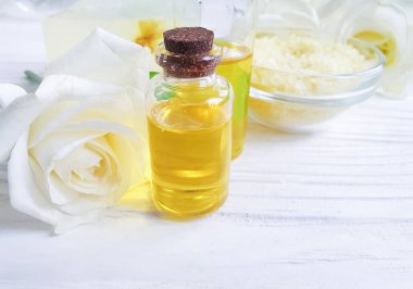 tuz, yağ, sabun çiçeği beyaz ahşap arka plan üzerinde gül