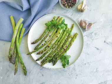 gri beton arka plan üzerinde kızarmış kuşkonmaz