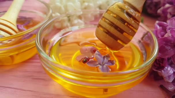 Honig Flieder Blume Auf Holz Hintergrund — Stockvideo