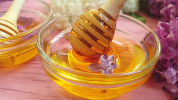 Honig Flieder Blume Auf Holz Hintergrund — Stockvideo
