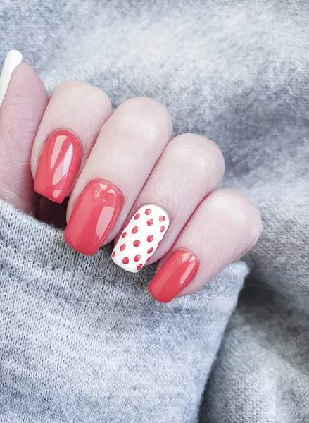 Mano Femenina Hermosa Manicura Roja Suéter — Foto de Stock