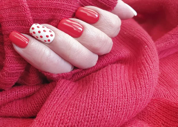 Czerwony Kobiece Manicure Piękny Ręka Sweter — Zdjęcie stockowe