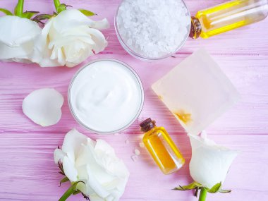 kozmetik krem, gül çiçek, tuz, sabun ahşap bir pembe