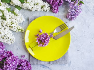 plaka, gri beton arka plan üzerinde leylak çiçek