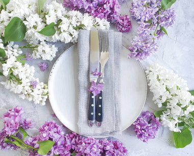 plaka, gri beton arka plan üzerinde leylak çiçek