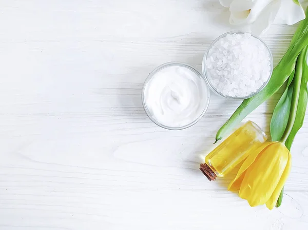 Bloem Tulip Cosmetische Crème Zout Witte Houten Achtergrond — Stockfoto
