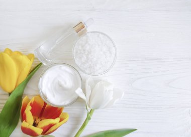 çiçek lale, kozmetik krem, beyaz ahşap arka plan üzerinde tuz