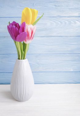 ahşap arka plan üzerinde vazo lale çiçek