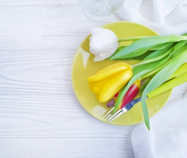 ahşap arka plan lale çiçek plaka