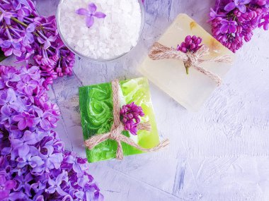 gri beton arka plan üzerinde leylak çiçek sabun