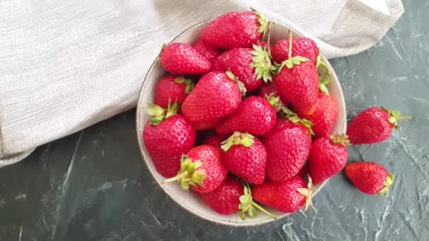 Fresas Frescas Sobre Fondo Hormigón Cámara Lenta — Vídeo de stock