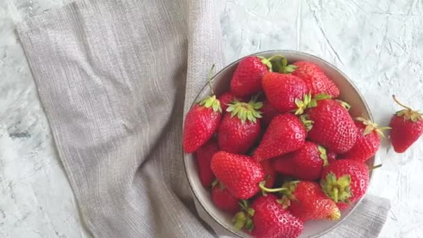 Fresas Frescas Sobre Fondo Hormigón Cámara Lenta — Vídeos de Stock