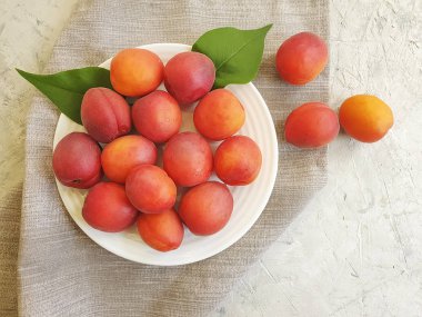 gri beton arka plan üzerinde bir tabak üzerinde taze şeftali