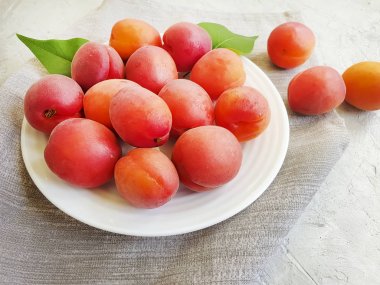 gri beton arka plan üzerinde bir tabak üzerinde taze şeftali