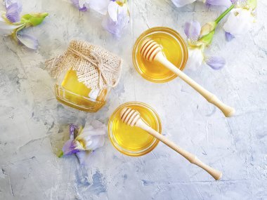 beton arka plan üzerinde taze bal iris çiçek