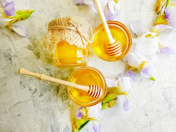 Färsk Honung Iris Blomma Betong Bakgrund — Stockfoto