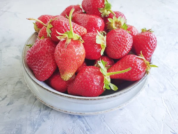 Fresh Strawberries Plate Gray Concrete Background — Stock Photo, Image