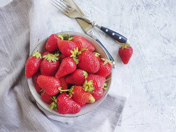 Frische Erdbeeren Einem Teller Auf Grauem Betongrund — Stockfoto