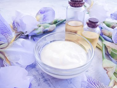 kozmetik krem, gri beton arka plan üzerinde yağ çiçeği iris