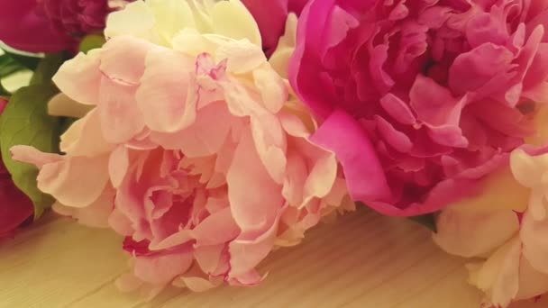 Цветок Пиона Деревянном Фоне — стоковое видео