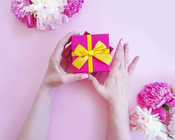 Женские Руки Держащие Розовом Фоне Подарочную Коробку Цветов Пиона — стоковое фото