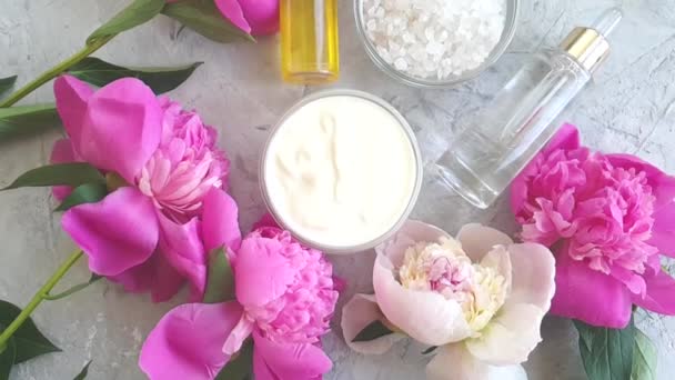 Crème Fleur Pivoine Cosmétique Sur Fond Béton Gris Ralenti — Video