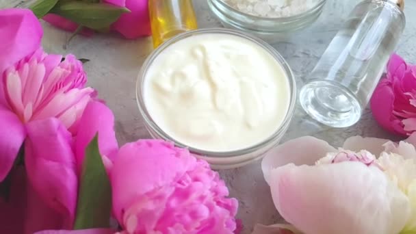 Crème Fleur Pivoine Cosmétique Sur Fond Béton Gris Ralenti — Video