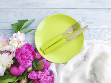 Şakayık Çiçeği plaka üzerinde ahşap arka plan