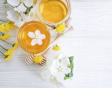 beyaz ahşap taze bal açan kiraz