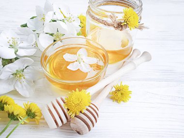 beyaz ahşap taze bal açan kiraz